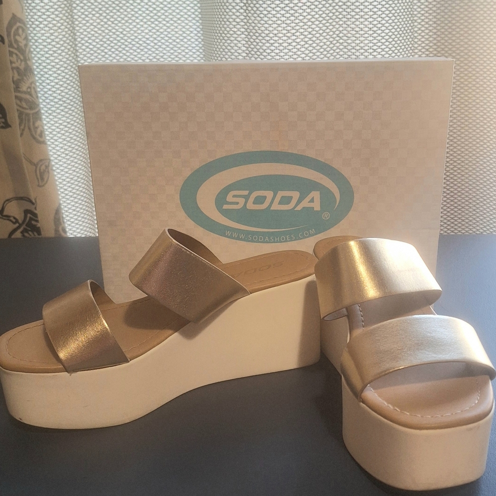 Soda Women's Size 7 Gold Metallic Platform Strappy Slide On Sandals